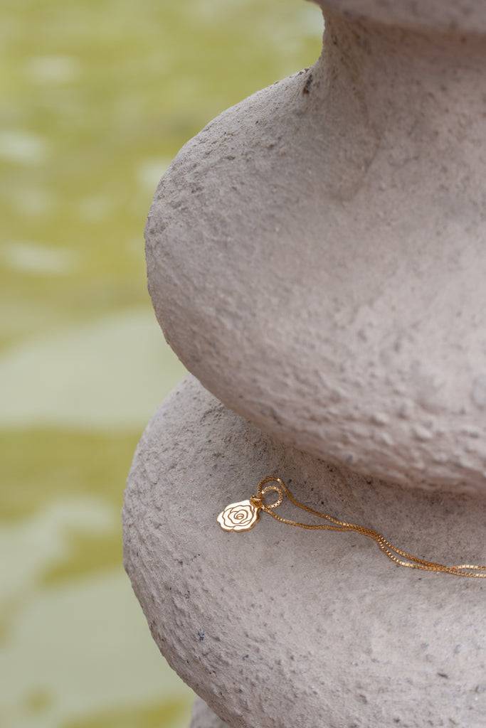 JUKSEREI ROSE NECKLACE Begrenzt auf 3 Tage