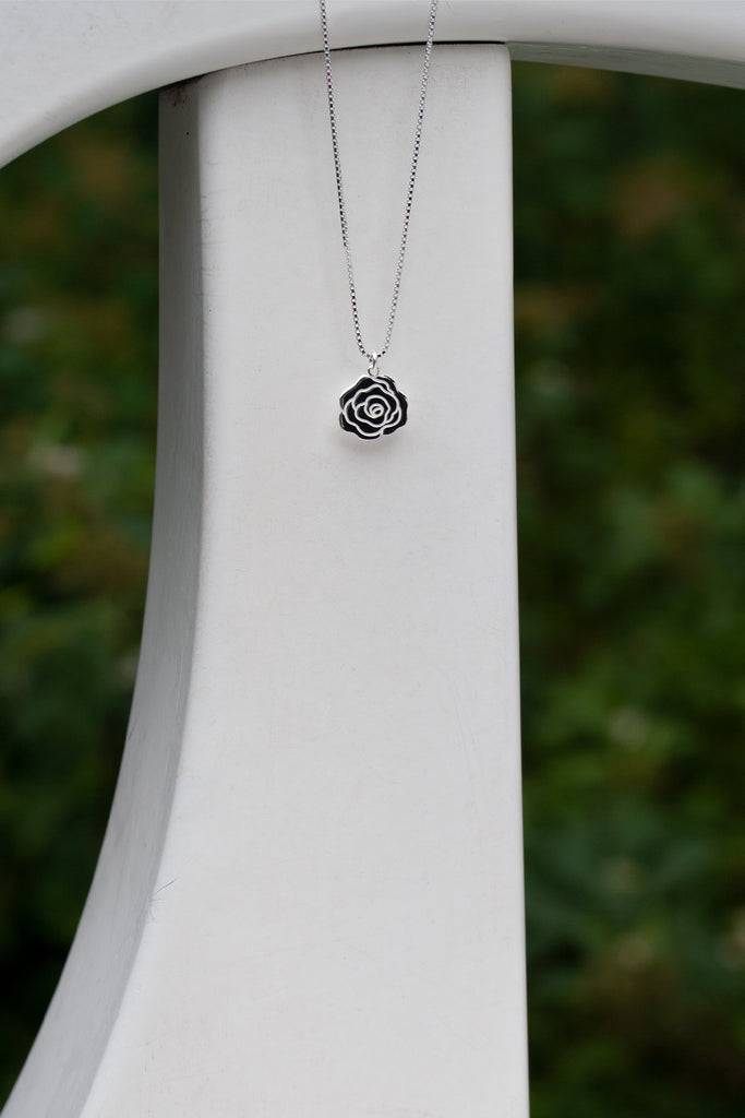 JUKSEREI ROSE NECKLACE Begrenzt auf 3 Tage