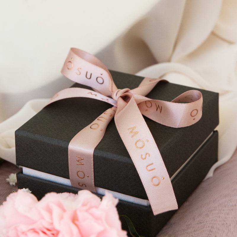 Mosuo Jewellery Feder Y-Halskette mit Steinen Wochenangebot