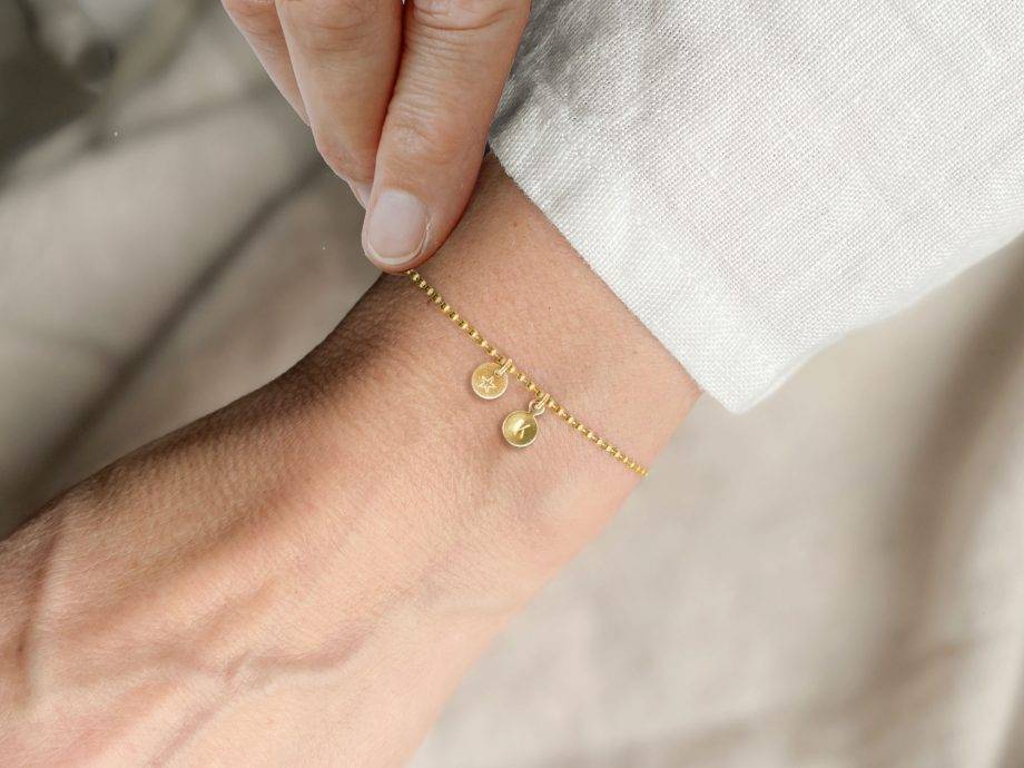 ﻿Renna Deluxe Armband mit STERN Buchstaben-Anhänger Gold Saisonale Angebote