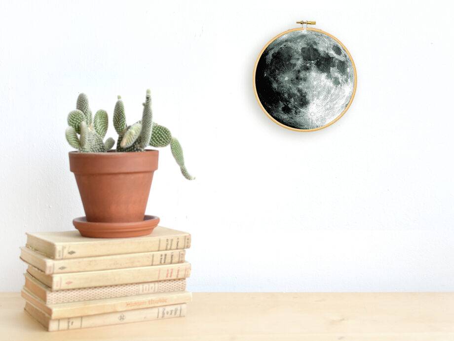 Renna Deluxe MOND _ Bild im Stickrahmen zollfrei