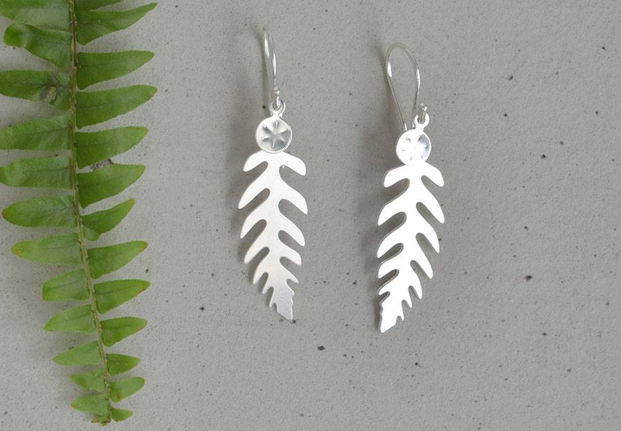 Renna Deluxe Ohrhänger mit Farnblatt in Silber Jubiläumsangebot
