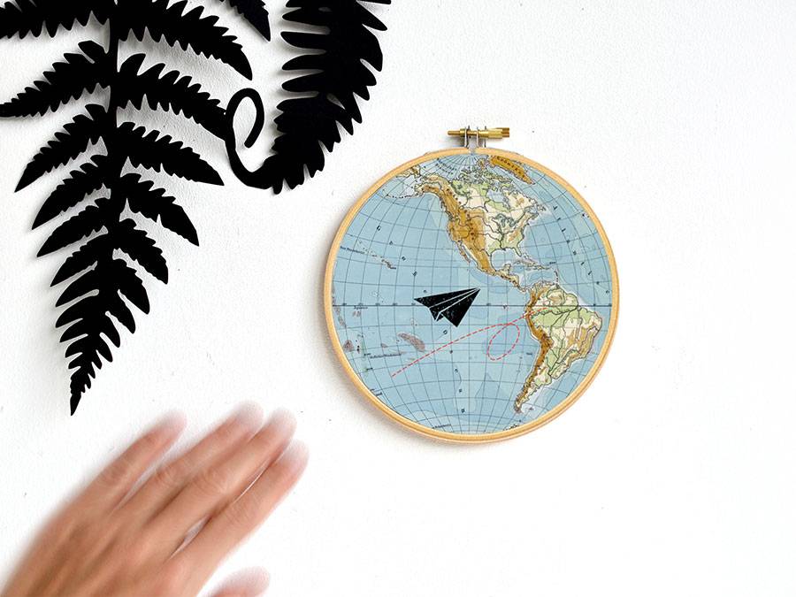 Renna Deluxe Flieger auf Weltreisen _ Bild im Stickrahmen Saisonale Angebote