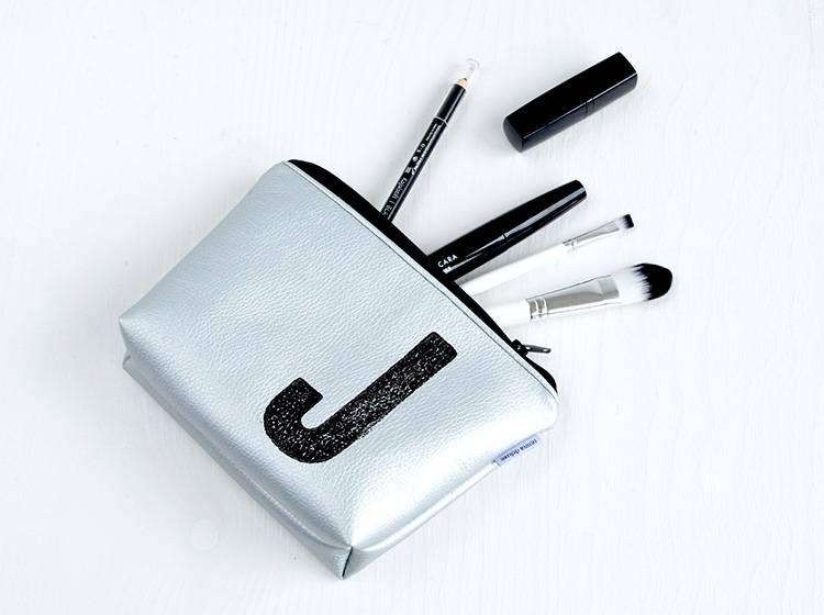 Renna Deluxe Kosmetiktasche Metallic SILBER mit Buchstabe 2025