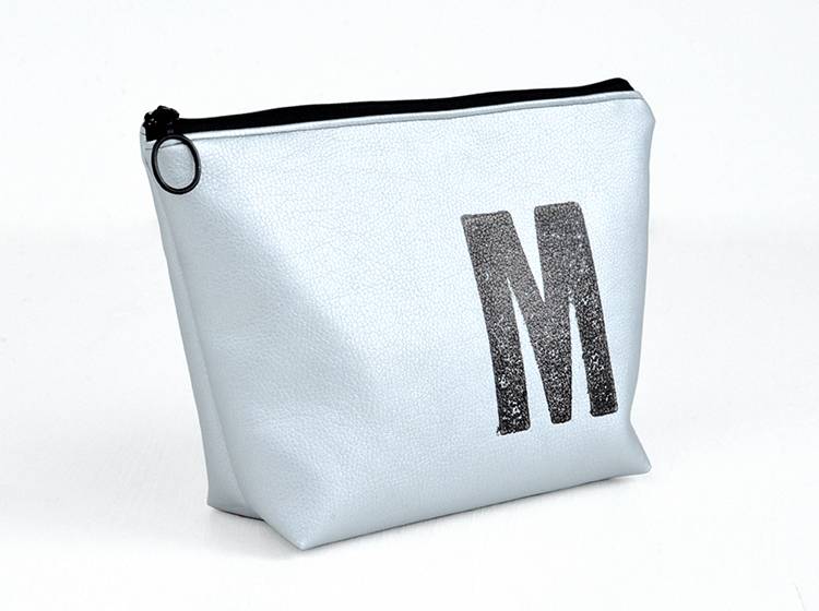 Renna Deluxe Waschtasche Metallic SILBER mit Buchstabe vegan Fabrikpreis