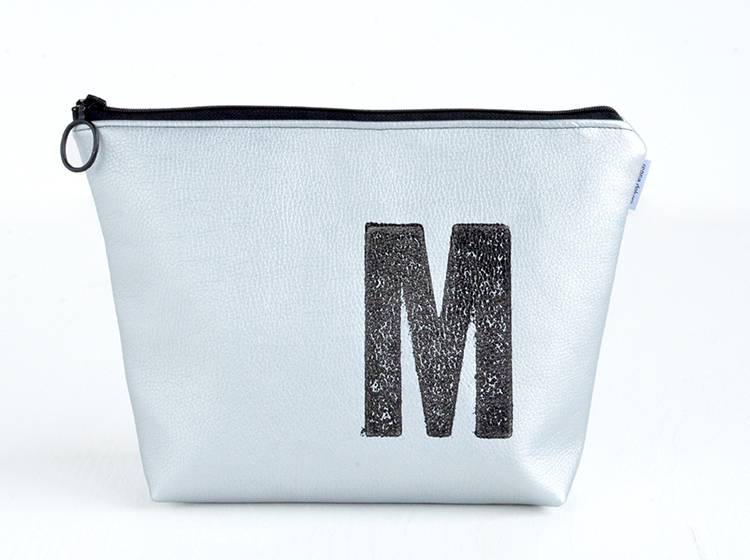 Renna Deluxe Waschtasche Metallic SILBER mit Buchstabe vegan Fabrikpreis