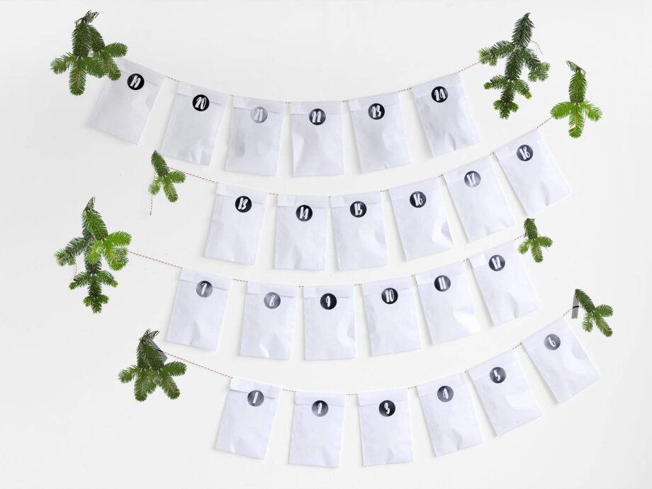Renna Deluxe Adventskalender weiß mit schwarzen Aufklebern Heißer Verkauf