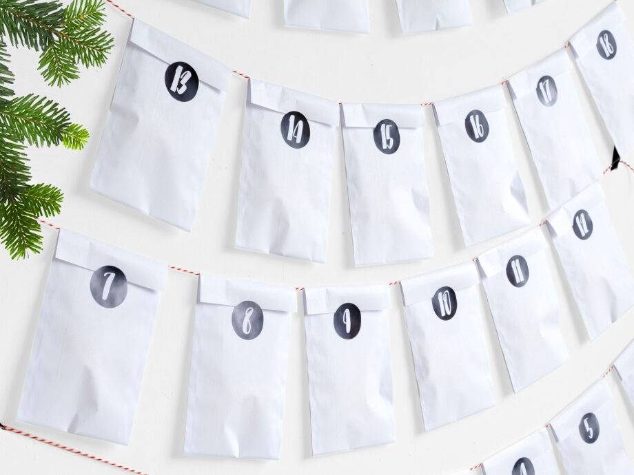 Renna Deluxe Adventskalender weiß mit schwarzen Aufklebern Heißer Verkauf