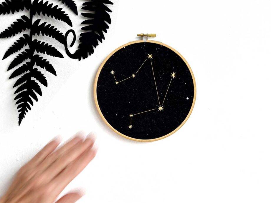 Renna Deluxe Widder Sternzeichen Bild im Stickrahmen Bis zu 50% Rabatt