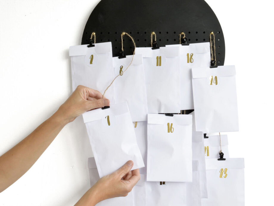 Renna Deluxe Adventskalender Gold metallic mit weißen Papiertüten Saisonschlussverkauf
