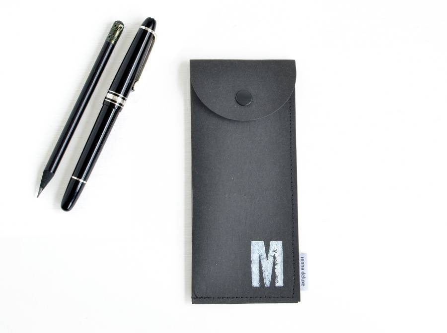 Renna Deluxe Schwarzes Stifteetui mit Monogramm vegan für Herren Kauf eins, bekomm eins gratis