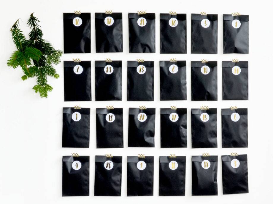 Renna Deluxe Adventskalender Gold metallic mit schwarzen Tüten Vierteljährliche Förderung