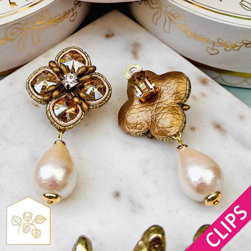 SchwesterSchwester Blüten-Soutache-Ohrclips in Gold und Champagner mit Baumwolltropfen Sonderangebot