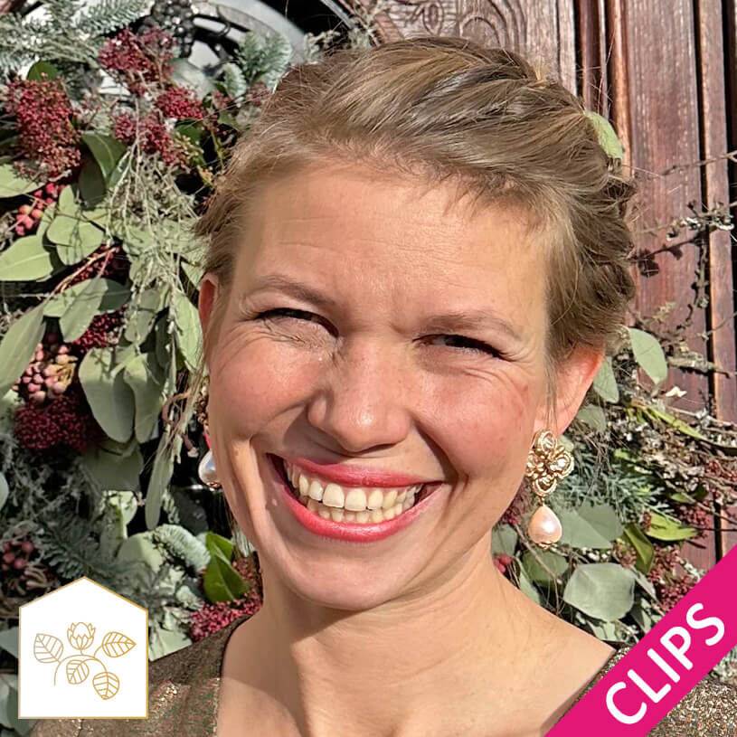 SchwesterSchwester Blüten-Soutache-Ohrclips in Gold und Champagner mit Baumwolltropfen Sonderangebot