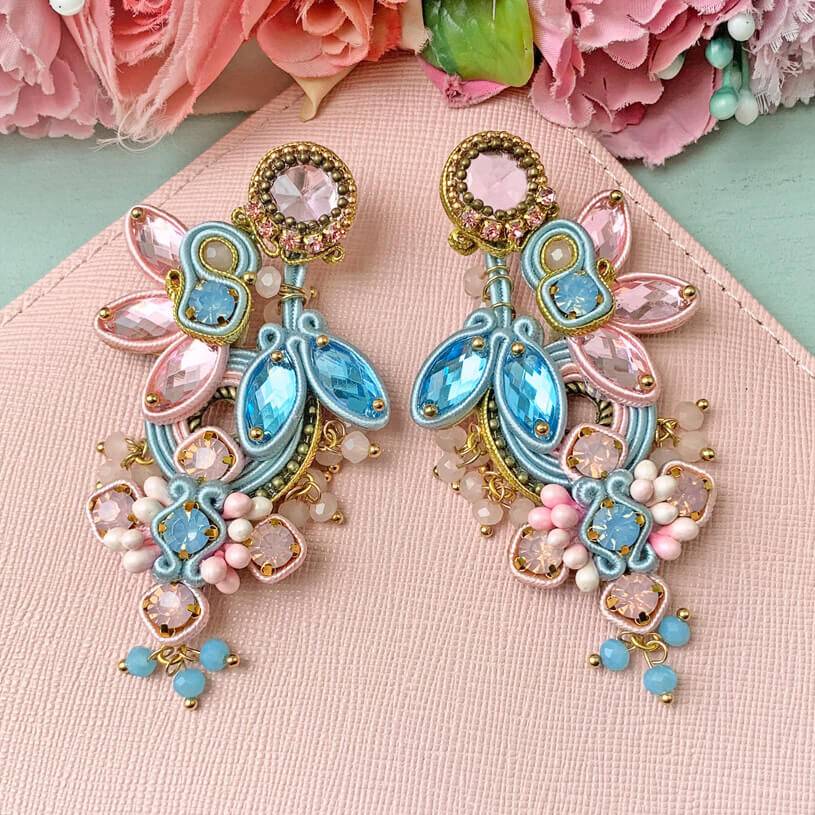 SchwesterSchwester Große Soutache-Ohrringe in Zartrosa und Zartblau Black Friday Preise