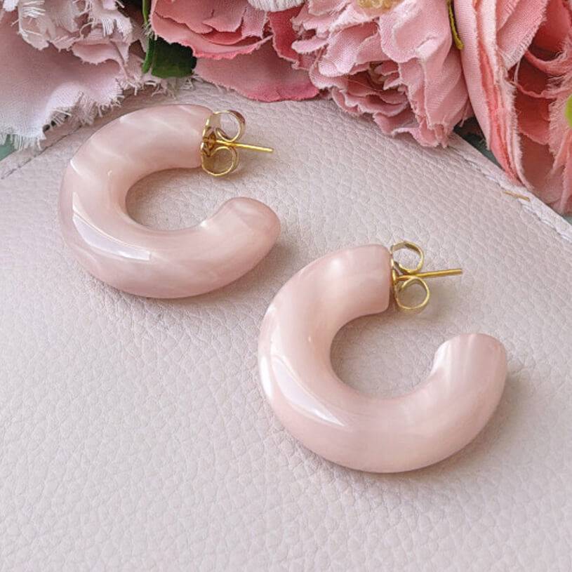 SchwesterSchwester Schimmernde breite Statement-Creolen in zartem Rosa Tiefpreis