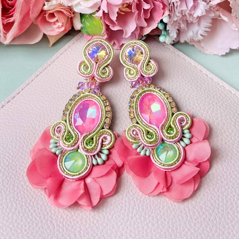 SchwesterSchwester Außergewöhnliche Soutache-Ohrringe in Rosa Bis zu 50% Rabatt