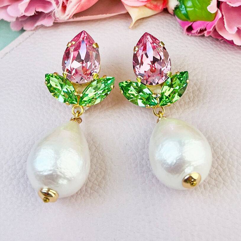 SchwesterSchwester Funkelnde Ohrstecker in Rosa und Grün mit federleichten Baumwolltropfen Sonderangebot der Fabrik