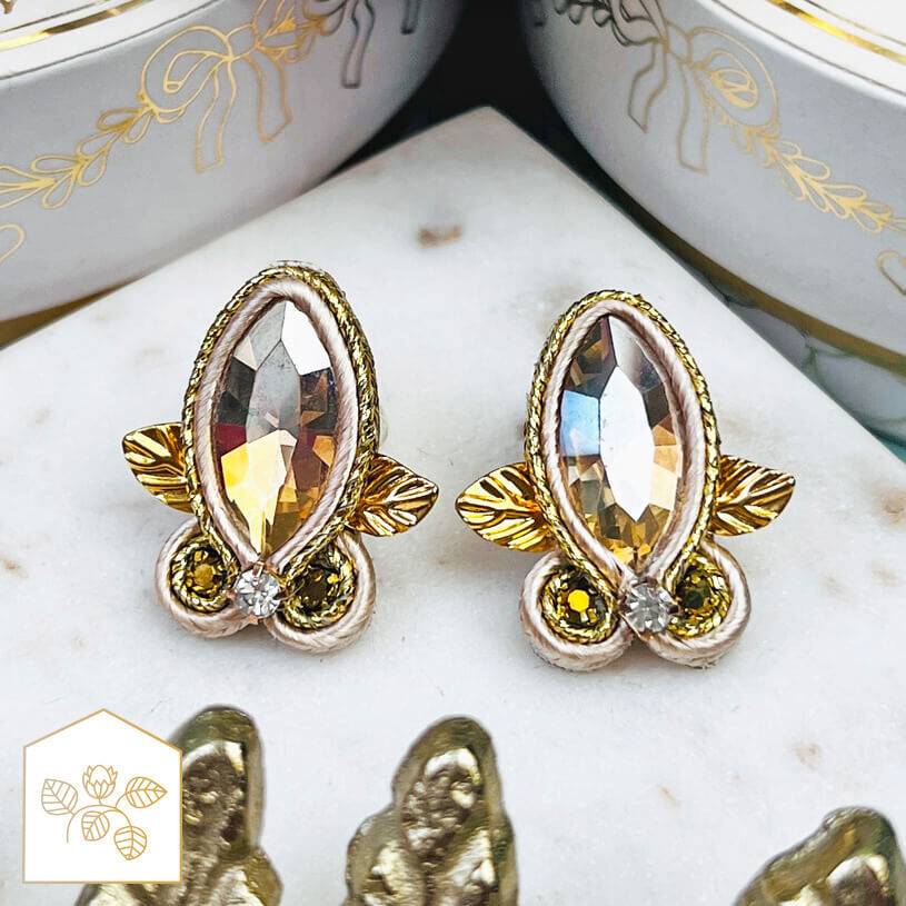 SchwesterSchwester Kleine Soutache-Ohrstecker in Gold und Champagner Nur noch ein Tag übrig